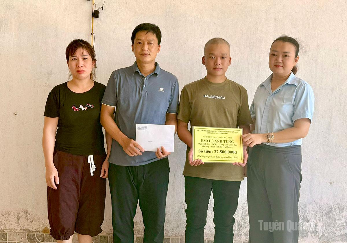 Báo và phát thanh, truyền hình Tuyên Quang trao tiền hỗ trợ cho em Lê Anh Tùng, tổ dân phố Tràng Đà 6, phường Nông Tiến, tỉnh Tuyên Quang.