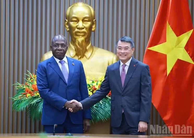 Prime Minister Le Minh Hung (R) and Angolan Minister of External Relations Téte António. (Photo: nhandan.vn)