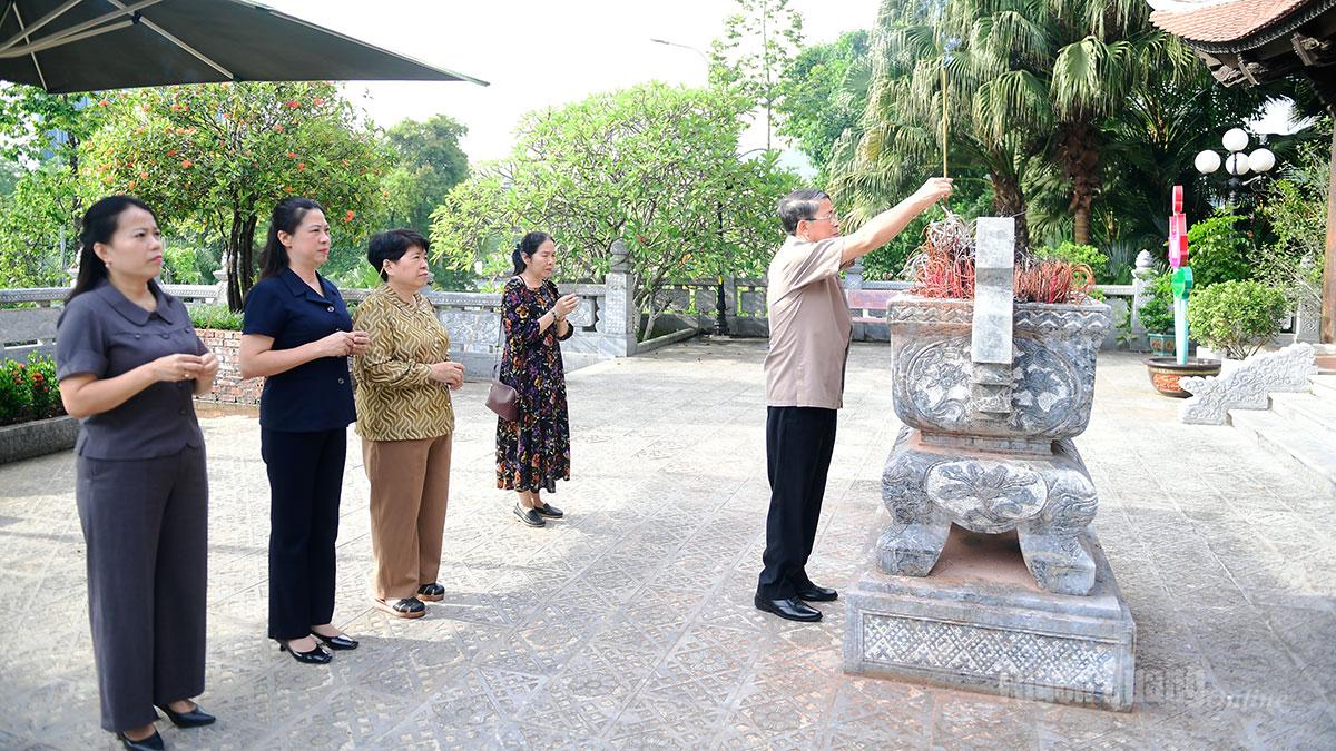 Đồng chí Nguyễn Đức Hải, nguyên Uỷ viên BCH Trung ương Đảng, nguyên Phó Chủ tịch Quốc hội và đoàn công tác dâng hương tại Đền thờ Chủ tịch Hồ Chí Minh.