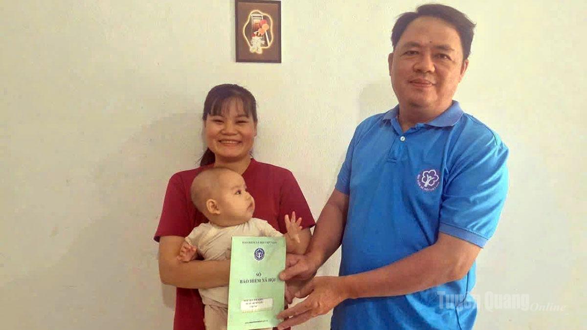 BHXH khu vực Yên Minh chi trả quyền lợi cho người tham gia BHXH tự nguyện.