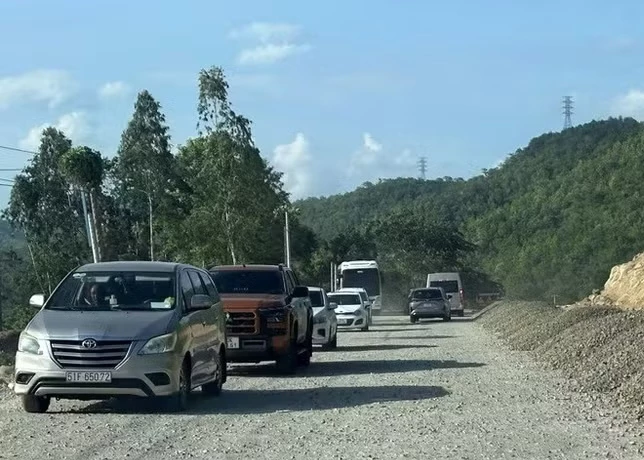 At the construction site of the project to upgrade National Highway 28B connecting Da Lat city with Phan Thiet city. (Photo: VNA)