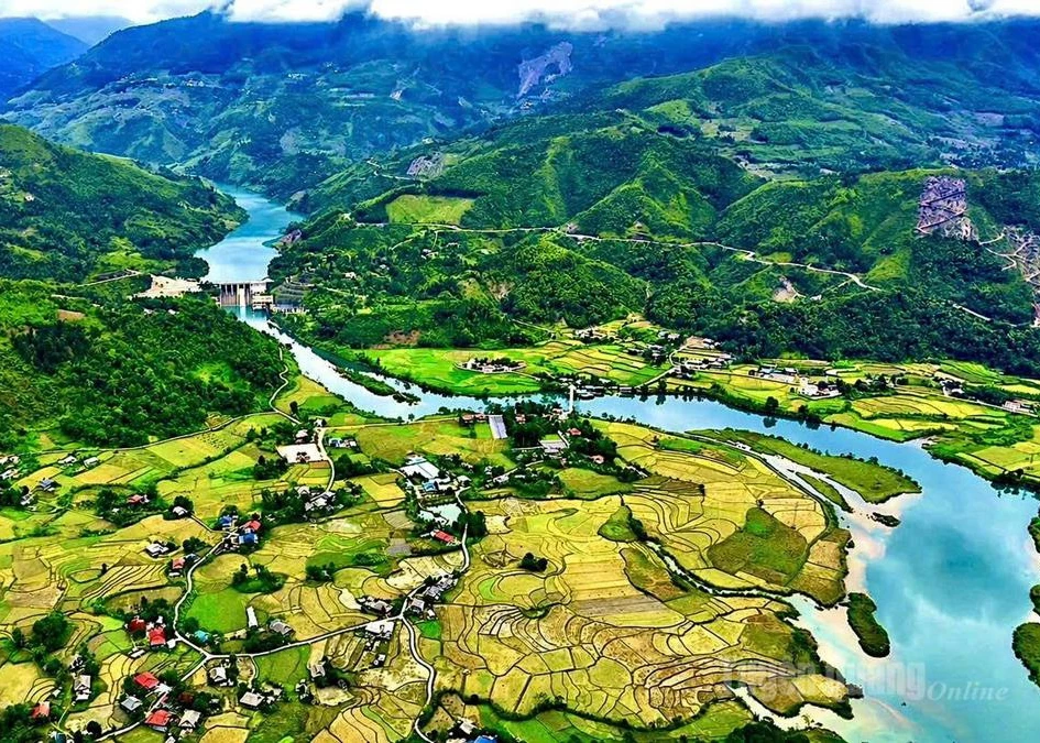 The Mien River winds through villages and mountain slopes, creating a picturesque natural landscape.