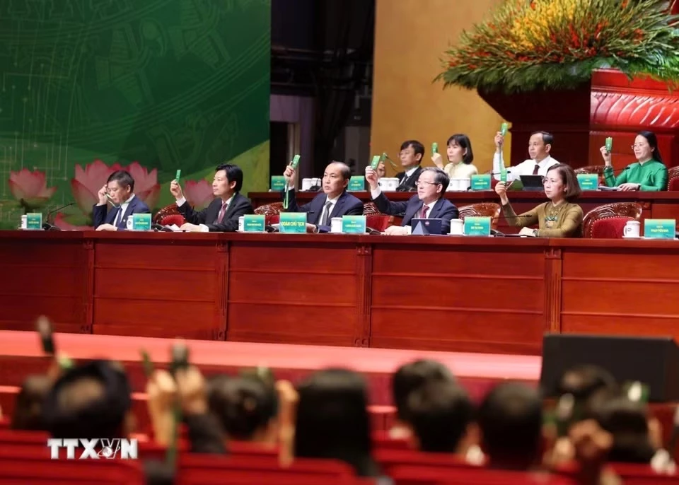Đoàn Chủ tịch biểu quyết thông qua Chương trình Đại hội. (Ảnh: Hoàng Hiếu/TTXVN)