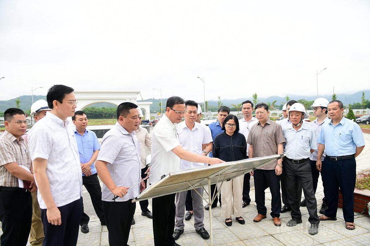 Phó Chủ tịch Thường trực UBND tỉnh Nguyễn Mạnh Tuấn nghe chủ đầu tư và các nhà thầu báo cáo tiến độ thi công Dự án Bệnh viện Đa khoa tỉnh Tuyên Quang.