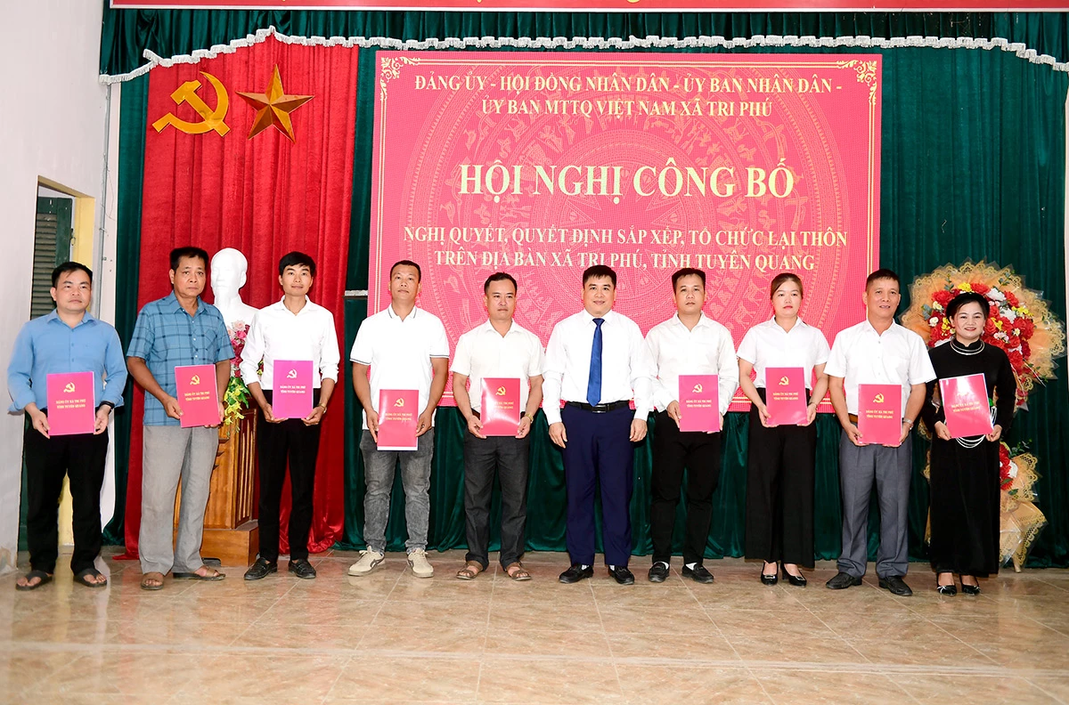 Lãnh đạo xã Tri Phú trao quyết định chỉ định Bí thư Chi bộ các thôn trên địa bàn xã.