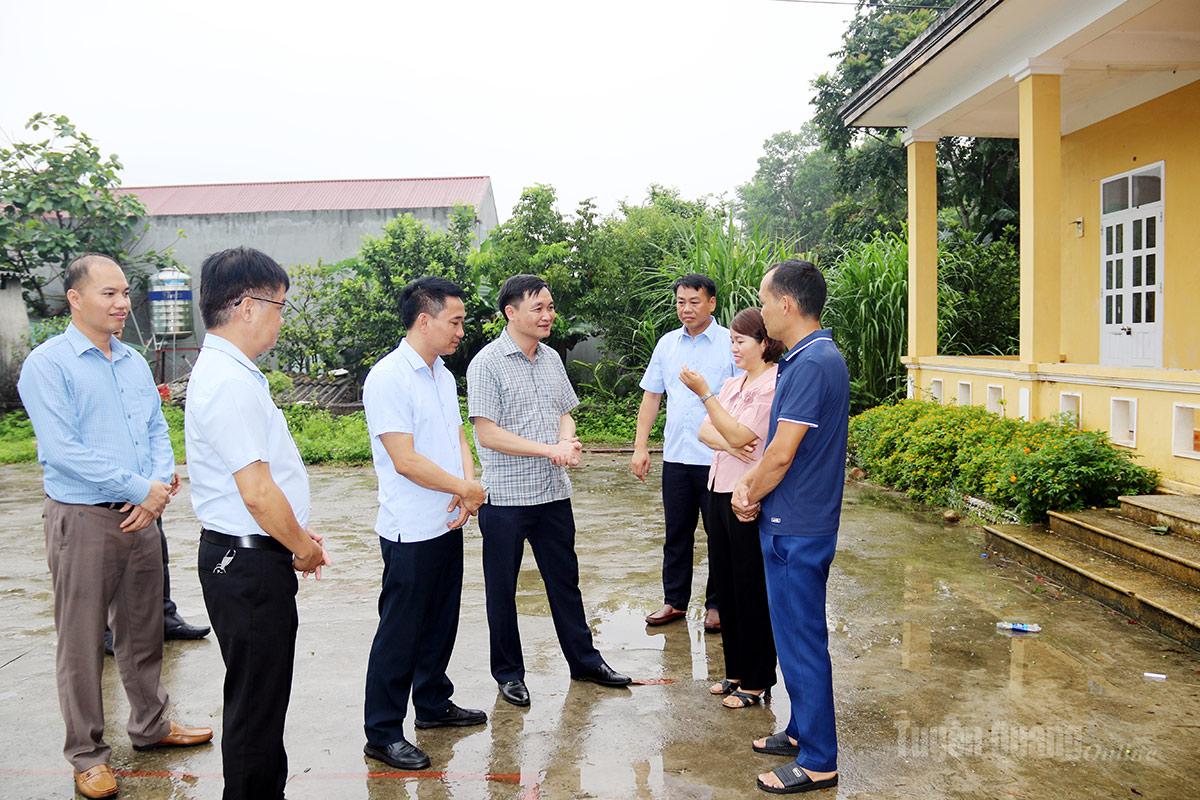 Phó Chủ tịch UBND tỉnh, Giám đốc Sở Nội vụ Đỗ Anh Tuấn kiểm tra công tác sáp nhập thôn tại thôn Nà Khau.
