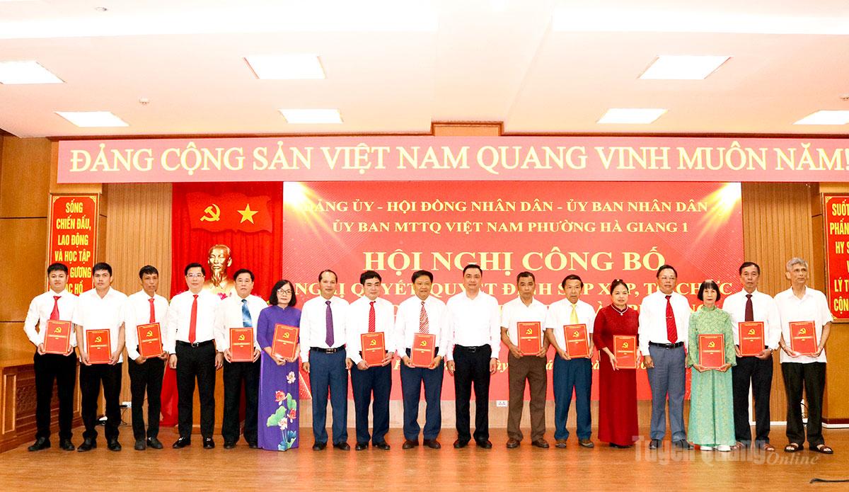 Đồng chí Nguyễn Chí Thâm, Uỷ viên Ban Chấp hành Đảng bộ tỉnh, Phó Chủ nhiệm Thường trực Ủy ban Kiểm tra Tỉnh ủy và các đồng chí lãnh đạo phường Hà Giang 1 trao quyết định và chúc mừng các đồng chí được chỉ định Bí thư các chi bộ sau sắp xếp.