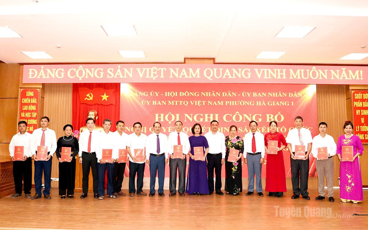 Đồng chí Nguyễn Chí Thâm, Uỷ viên Ban Chấp hành Đảng bộ tỉnh, Phó Chủ nhiệm Thường trực Ủy ban Kiểm tra Tỉnh ủy và các đồng chí lãnh đạo phường Hà Giang 1 trao quyết định sắp xếp các tổ dân phố mới cho đại diện các tổ dân phố.