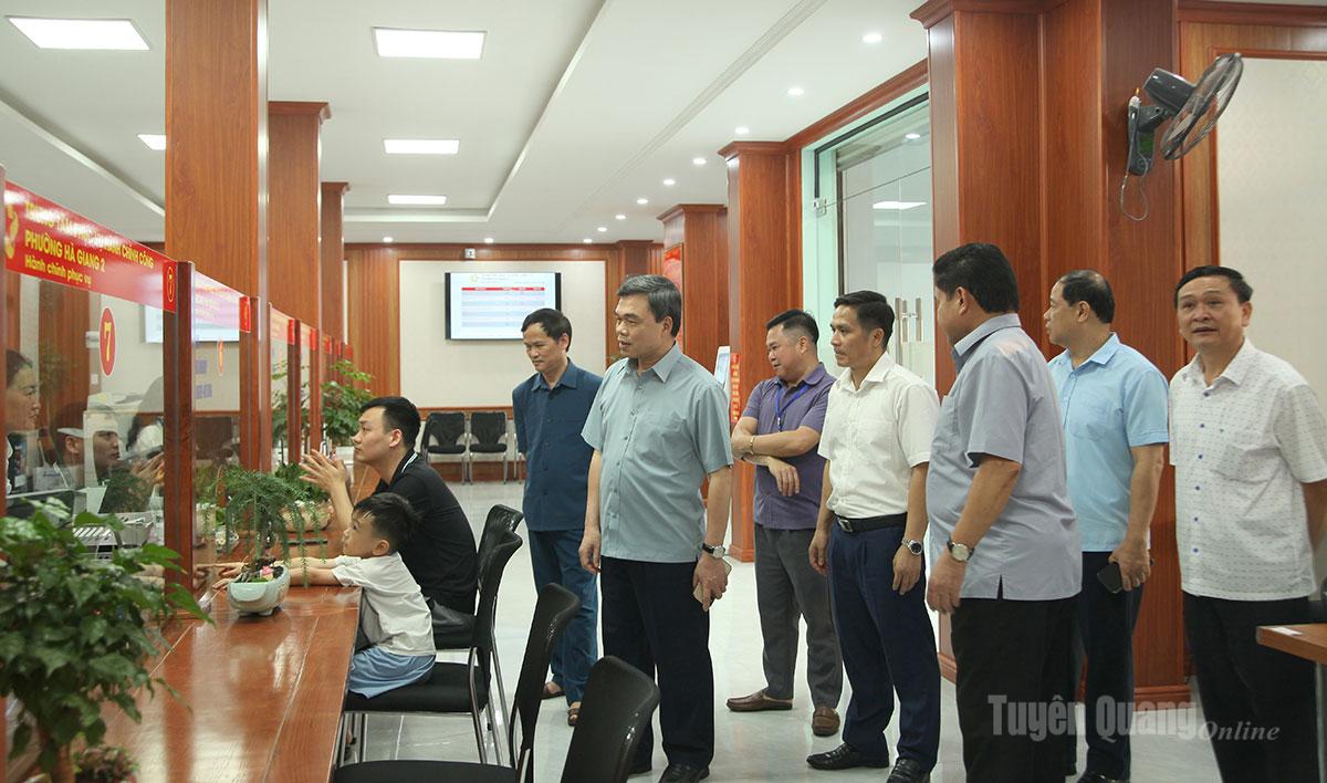 Đoàn công tác tham quan cơ sở vật chất của Trung tâm phục vụ hành chính công phường Hà Giang 2.