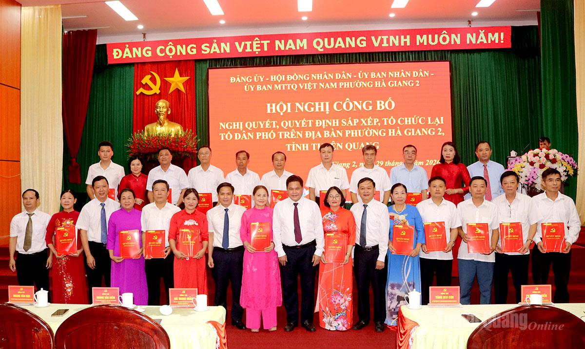 Đồng chí Vàng Seo Cón, Ủy viên BTV Tỉnh ủy, Bí thư Đảng uỷ, Chủ tịch HĐND phường Hà Giang 2 trao quyết định cho các bí thư chi bộ tổ dân phố.