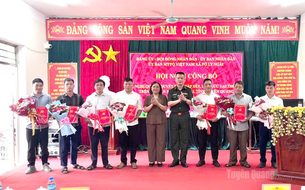 Đại tá Hoàng Ngọc Định, Ủy viên BCH Đảng bộ tỉnh, Phó Chỉ huy trưởng Bộ chỉ huy Quân sự tỉnh và lãnh đạo xã Pờ Ly Ngài chúc mừng các đồng chí nhận nhiệm vụ tại hội nghị.
