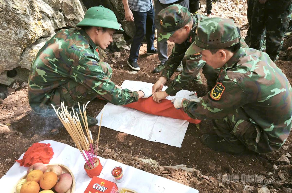 Cán bộ, chiến sĩ Đội Tìm kiếm, quy tập hài cốt liệt sĩ Bộ CHQS tỉnh thực hiện cất bốc hài cốt liệt sĩ.