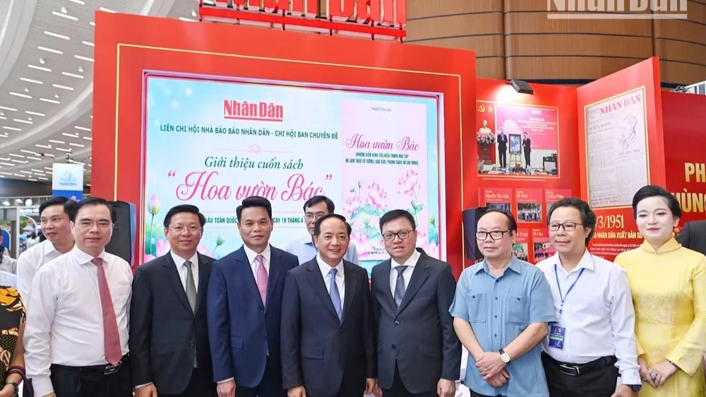 Ra mắt cuốn sách “Hoa vườn Bác” tại Hội Báo toàn quốc năm 2026