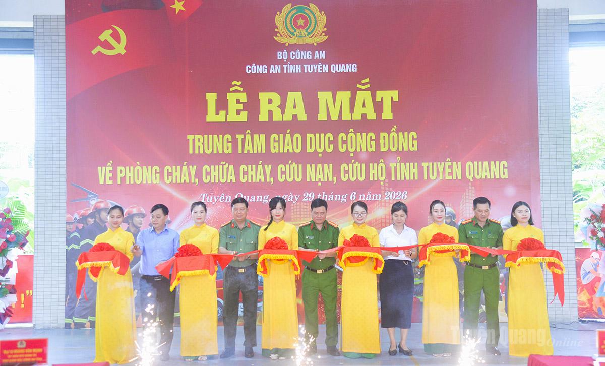 Các đại biểu cắt băng ra mắt Trung tâm giáo dục cộng đồng về PCCC&CNCH tỉnh.