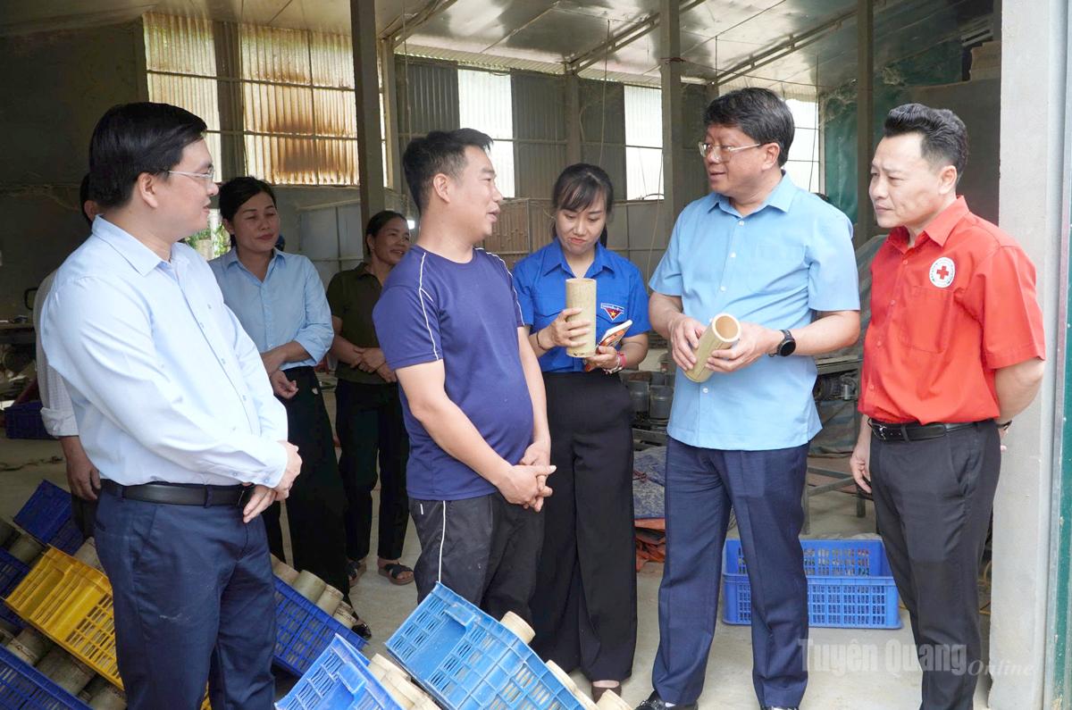 Đồng chí Phó Chủ tịch Thường trực Ủy ban MTTQ tỉnh Hà Trung Kiên khảo sát mô hình kinh tế tại xã Kim Bình.