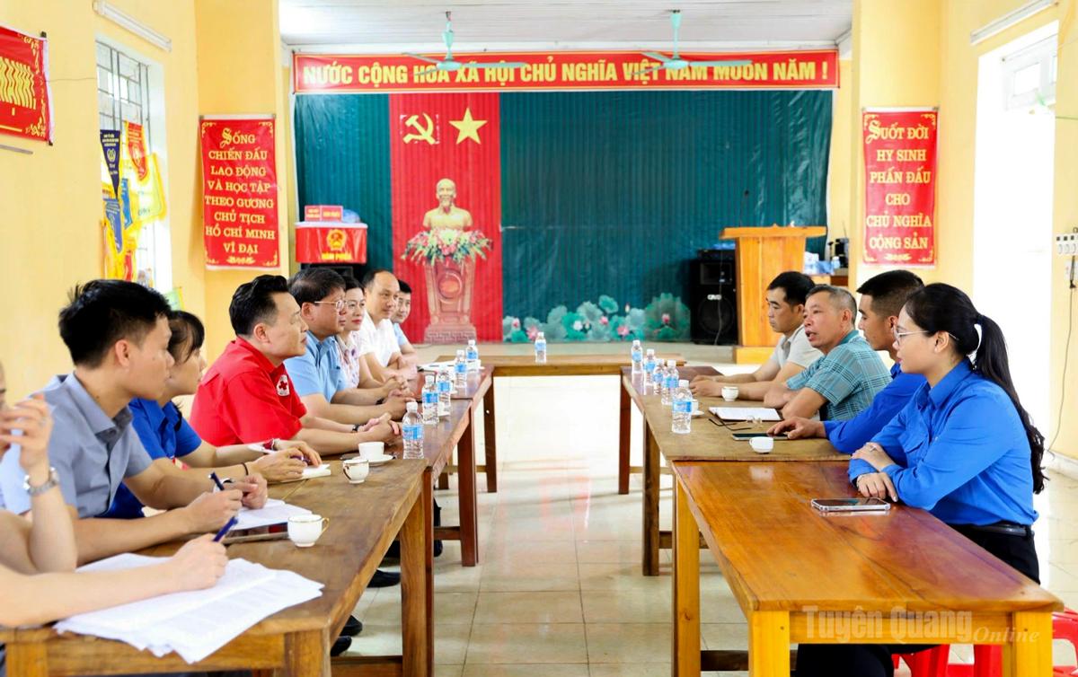 Đồng chí Phó chủ tịch thường trực Ủy ban MTTQ Việt Nam tỉnh Hà Trung Kiên kiêm tra nắm tình hình tại xã Kiên Đài.