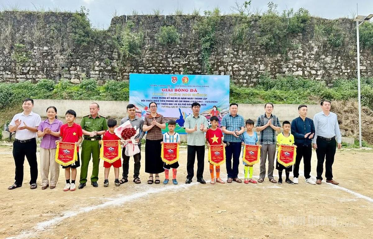 Đoàn xã Phố Bảng tổ chức giải bóng đá Thiếu niên nhi đồng.