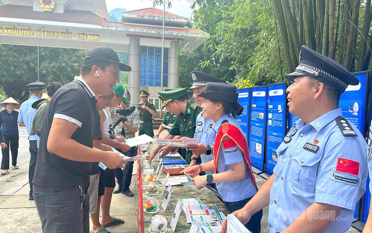 Các lực lượng phát tờ rơi tuyên truyền phòng, chống ma túy cho người dân tại khu vực cửa khẩu.