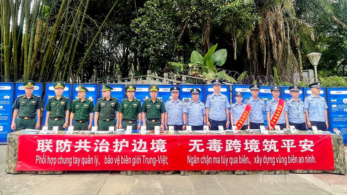 Cán bộ Đồn Biên phòng Cửa khẩu Quốc tế Thanh Thủy và Đại đội Quản lý biên giới Malypho tham gia chương trình.