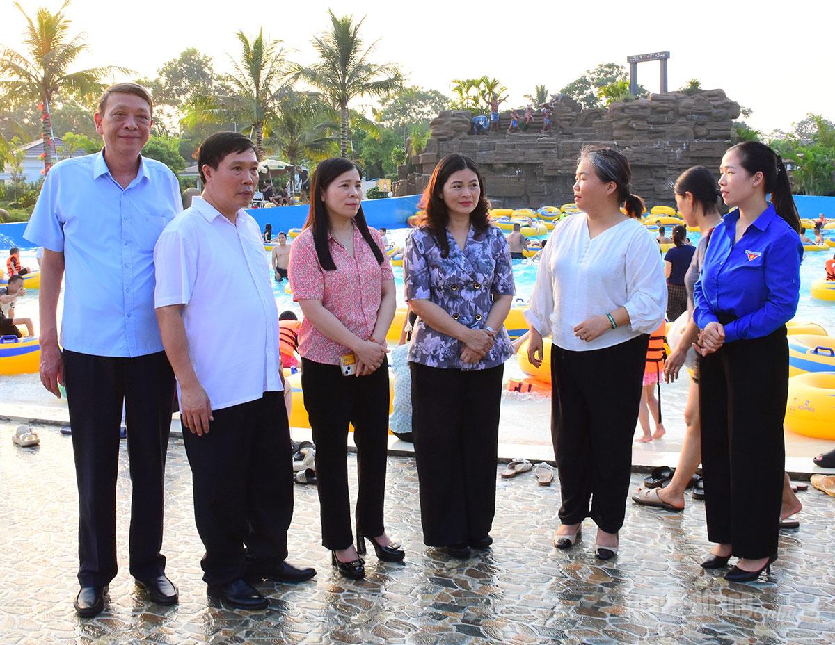 Các đồng chí: Vương Ngọc Hà, Ủy Viên Ban Thường vụ Tỉnh ủy, Phó Chủ tịch UBND tỉnh; Lê Thị Thanh Trà, Uỷ viên Ban Chấp hành Đảng bộ tỉnh, Phó Chủ tịch HĐND tỉnh và lãnh đạo các sở, ngành khảo sát tại Bách Thảo Ngân Tuyên Quang.