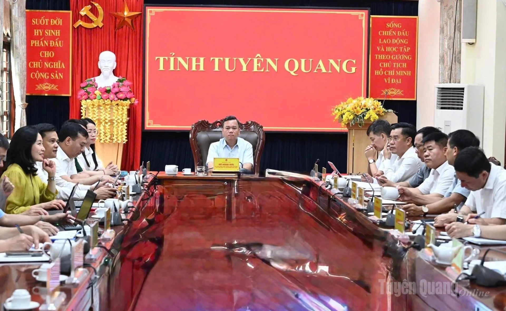 Đồng chí Đỗ Hùng Đức, Phó Chủ tịch UBND tỉnh và các đại biểu dự hội nghị.