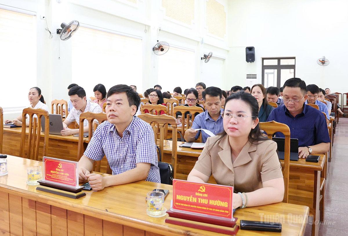 Các đồng chí lãnh Đảng ủy, Ban Tuyên Giáo và Dân vận Tỉnh ủy dự hội nghị tập huấn.