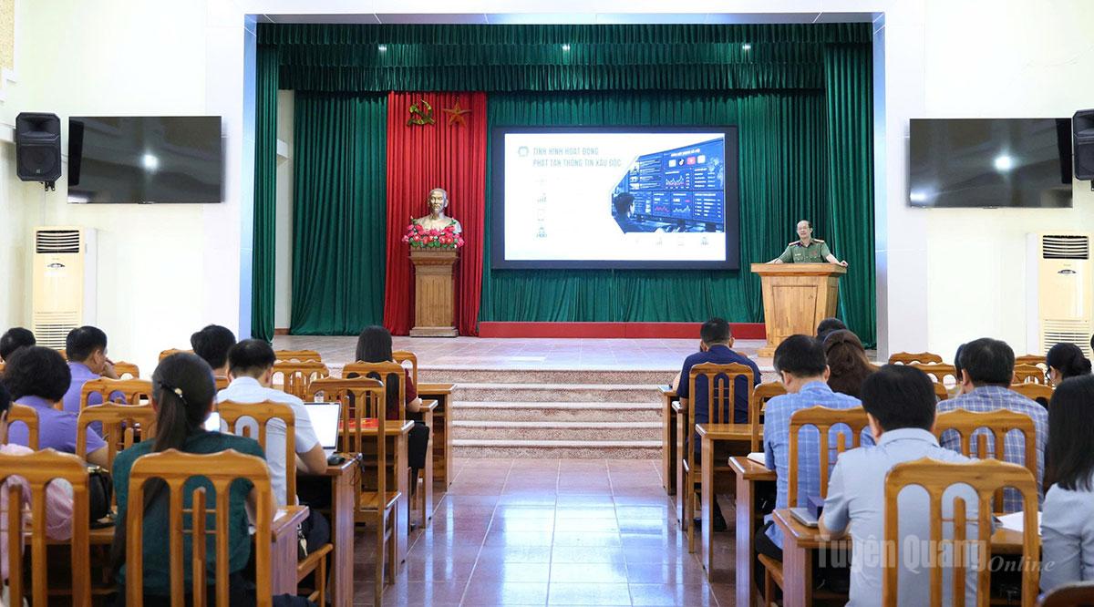 Lãnh đạo phòng Phòng chống tội phạm công nghệ cao, an ninh mạng (Công an tỉnh) truyền đạt chuyên đề: Ứng dụng trí tuệ nhân tạo trong công tác bảo vệ nền tảng tư tưởng của Đảng trên không gian mạng.