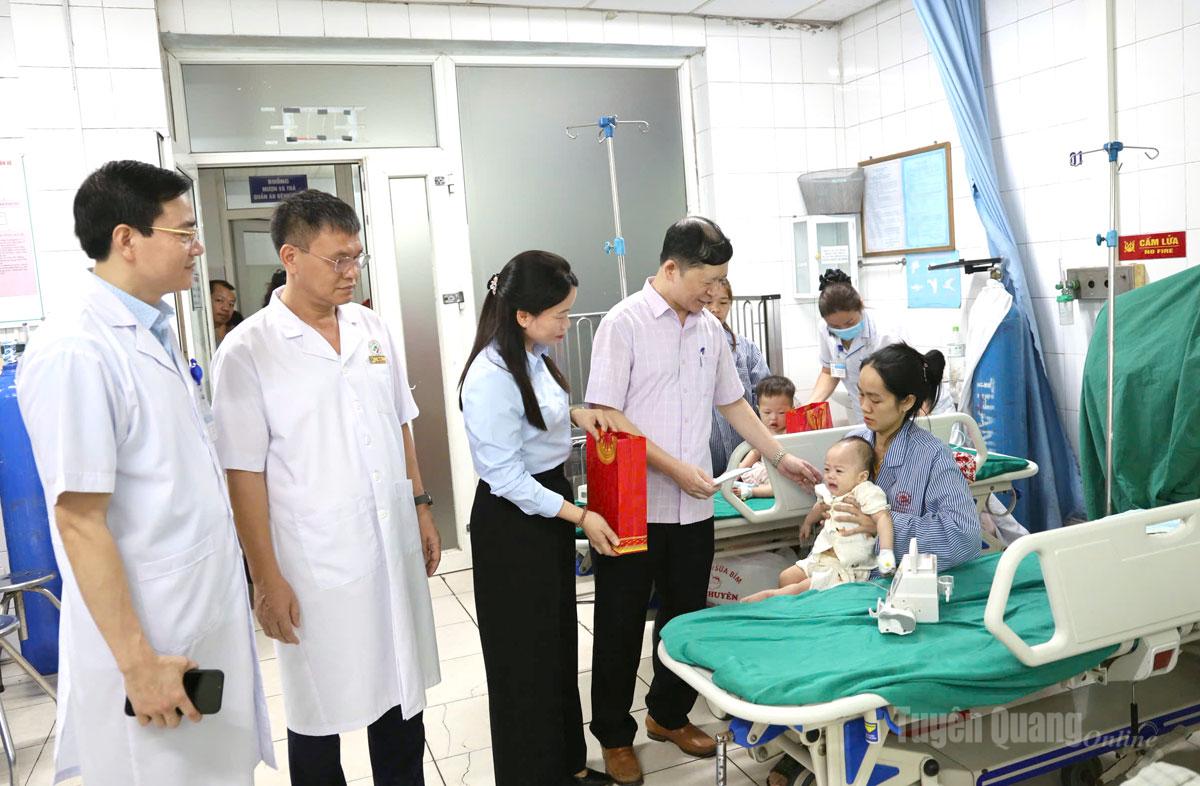 Đại diện Sở Y tế, Ủy ban MTTQ Việt Nam tỉnh thăm, tặng quà bệnh nhân nhi đang điều trị tại Bệnh viện Đa khoa tỉnh.