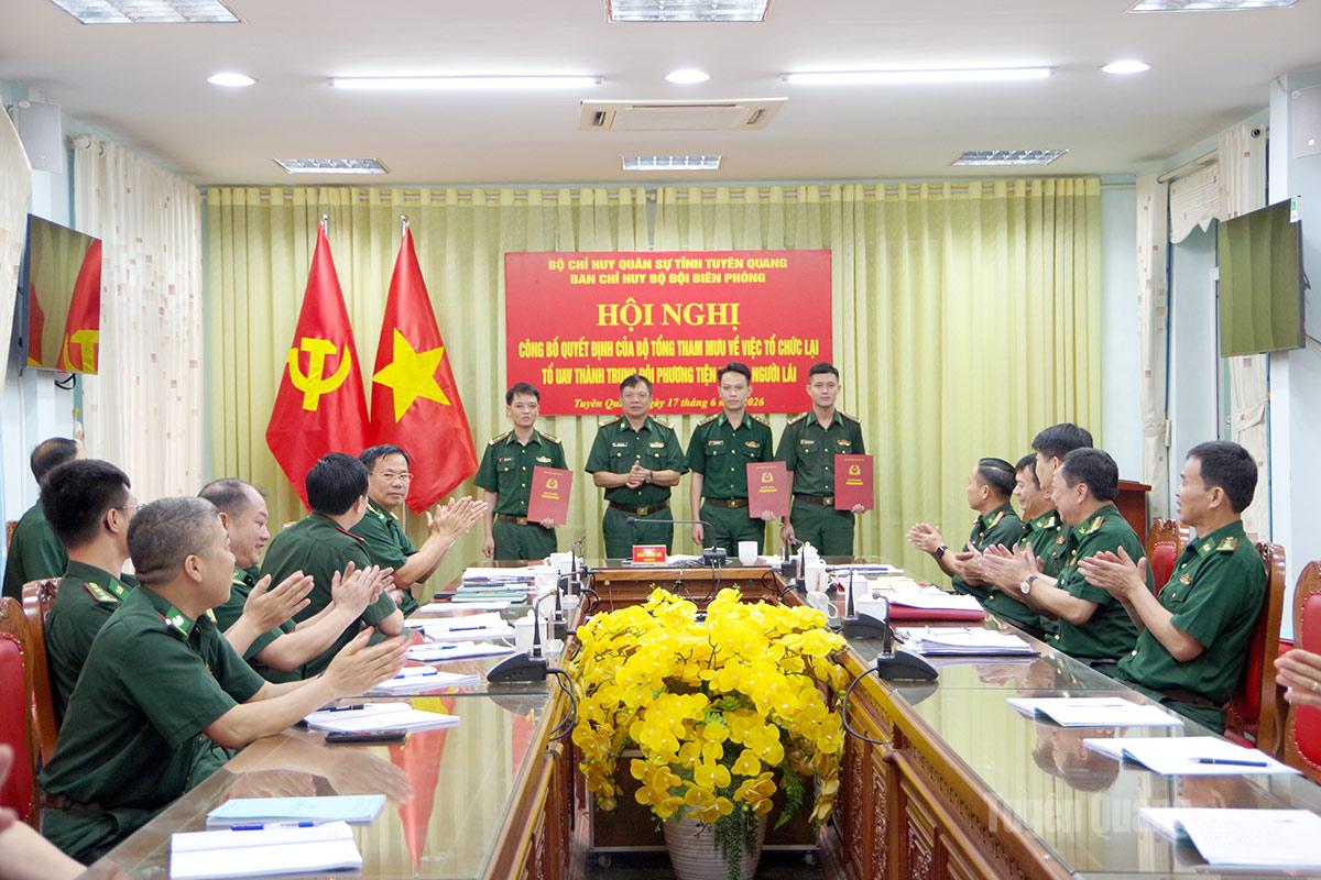 Lãnh đạo Ban Chỉ huy Bộ đội Biên phòng tỉnh trao quyết định cho Trung đội phương tiện không người lái.