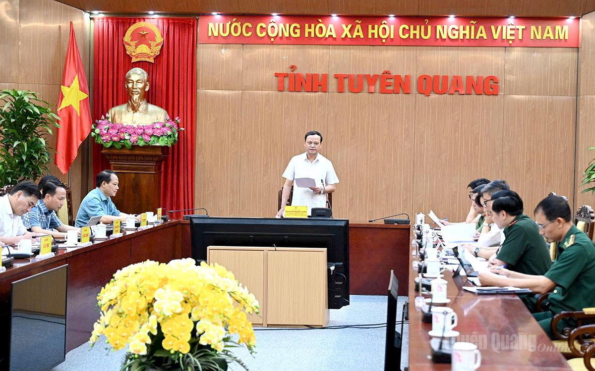 Đồng chí Phó Chủ tịch Thường trực UBND tỉnh Nguyễn Mạnh Tuấn phát biểu kết luận cuộc họp.