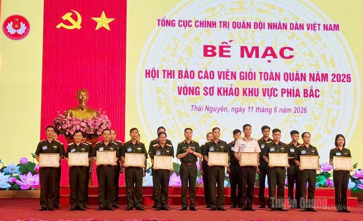Đại tá Trần Đình Trọng (thứ 5 từ trái sang) nhận giải Ba tại Hội thi Báo cáo viên giỏi toàn quân khu vực phía Bắc.
