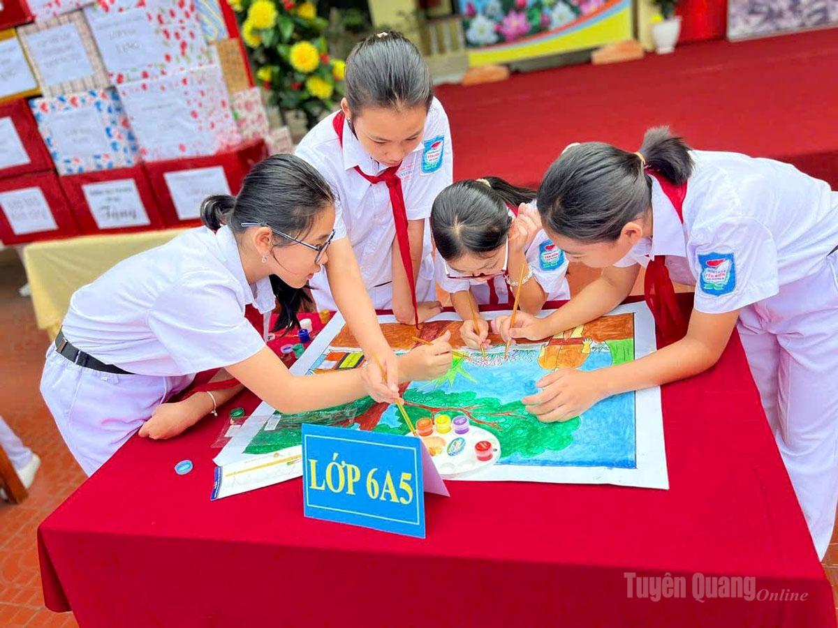 Học sinh Trường THCS Yên Biên, phường Hà Giang 2 vẽ tranh thể hiện tình yêu sách và văn hóa dân tộc.
