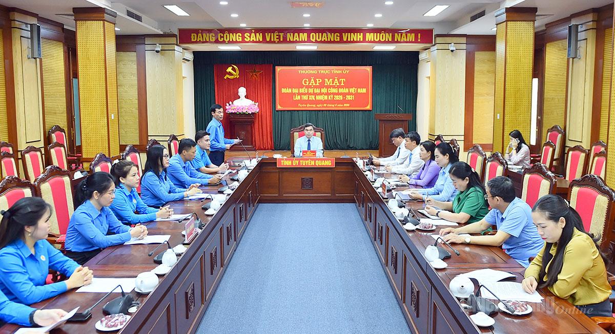 Đồng chí Ma Thế Hồng, Phó Bí thư Tỉnh ủy, Chủ tịch Ủy ban MTTQ tỉnh gặp mặt Đoàn đại biểu tỉnh Tuyên Quang dự Đại hội Công đoàn Việt Nam.