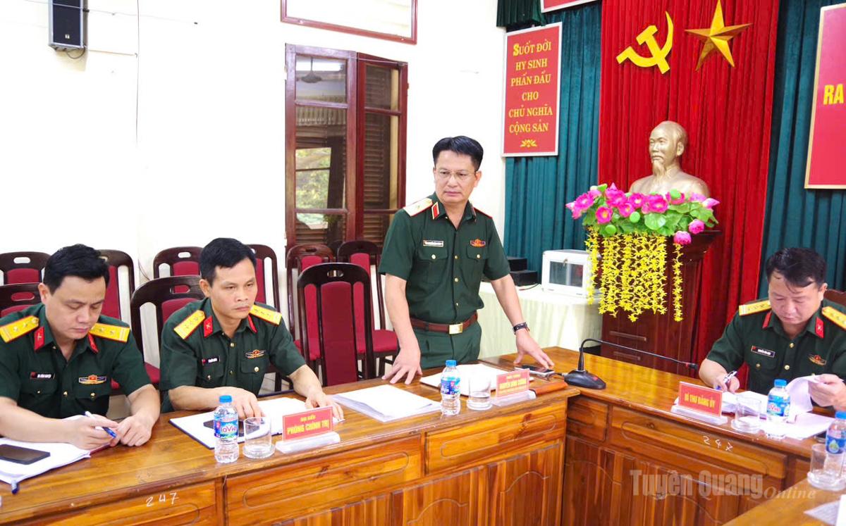 Thiếu tướng Nguyễn Đình Cương, Chỉ huy trưởng Bộ CHQS tỉnh phát biểu chỉ đạo tại hội nghị.