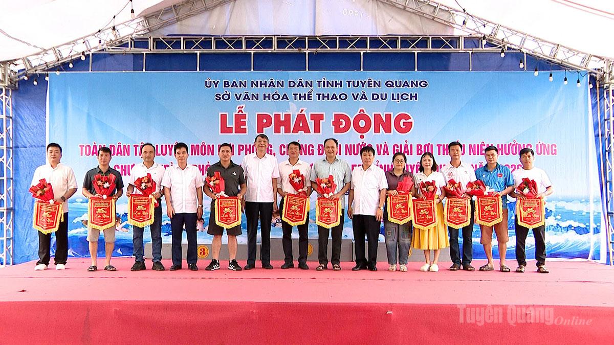 Ban Tổ chức trao hoa và cờ lưu niệm cho các đoàn tham dự giải.