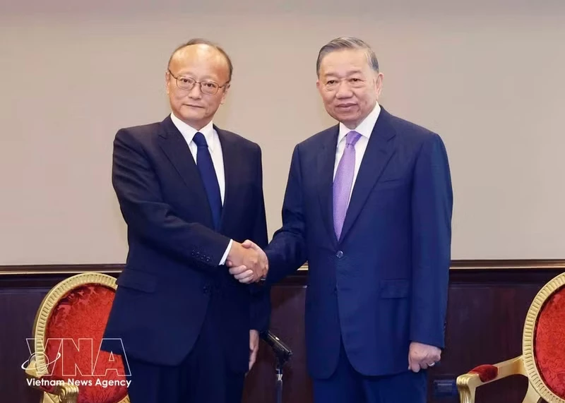 Party General Secretary and State President To Lam (right) meets with ADB President Masato Kanda in Manila on May 31. (Photo: VNA)