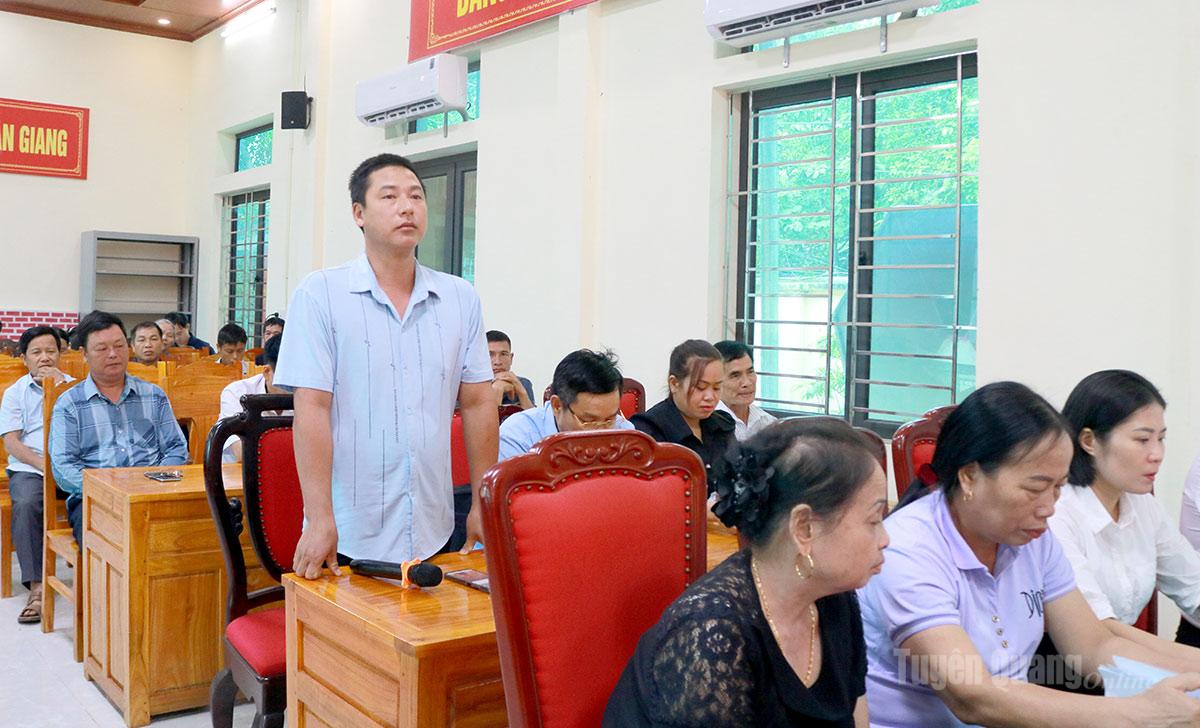 Cử tri xã Xuân Giang phát biểu ý kiến, kiến nghị tại buổi tiếp xúc cử tri.