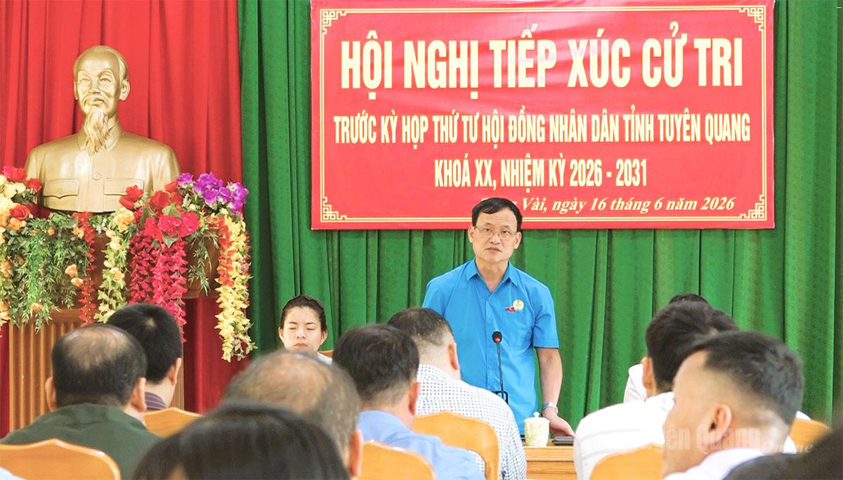 Đồng chí Triệu Tài Phong phát biểu tại buổi tiếp xúc cử tri xã Tùng Vài.