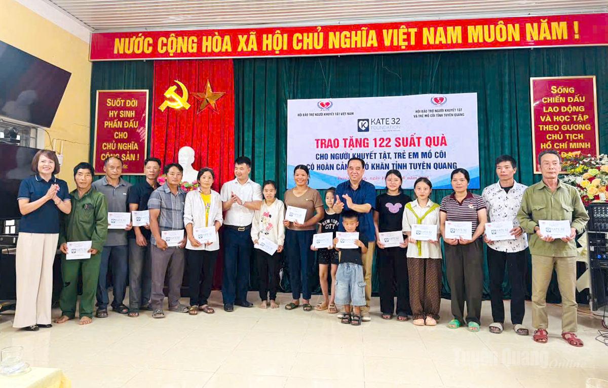 Các đại biểu trao quà cho người khuyết tật, trẻ mồ côi có hoàn cảnh khó khăn xã Hùng Lợi.