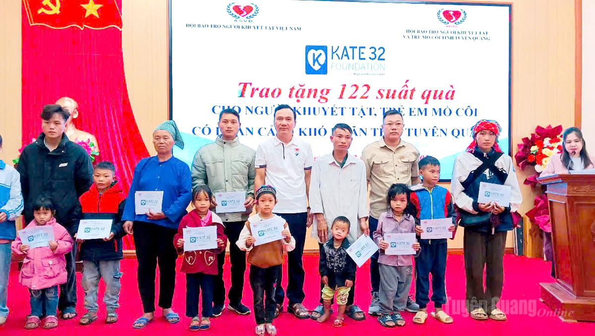 Các đại biểu trao quà cho người khuyết tật, trẻ mồ côi có hoàn cảnh khó khăn xã Xín Mần.