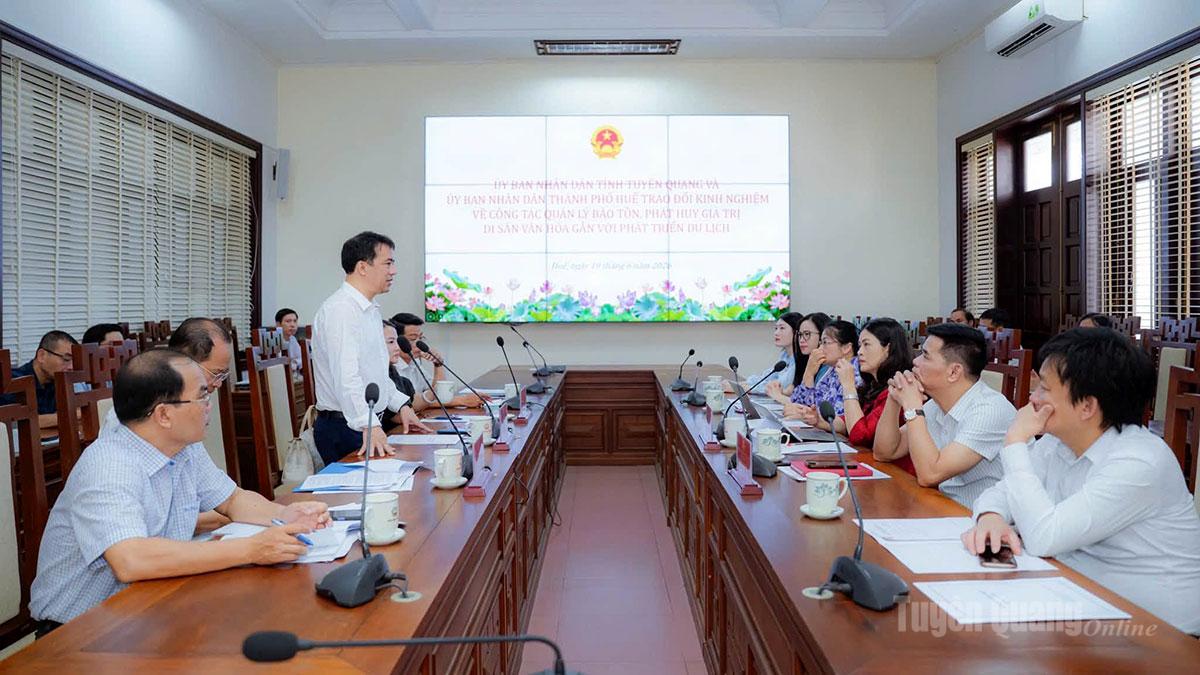 Quang cảnh buổi làm việc trao đổi kinh nghiệm bảo tồn di sản, phát triển du lịch giữa UBND tỉnh Tuyên Quang và UBND TP Huế.