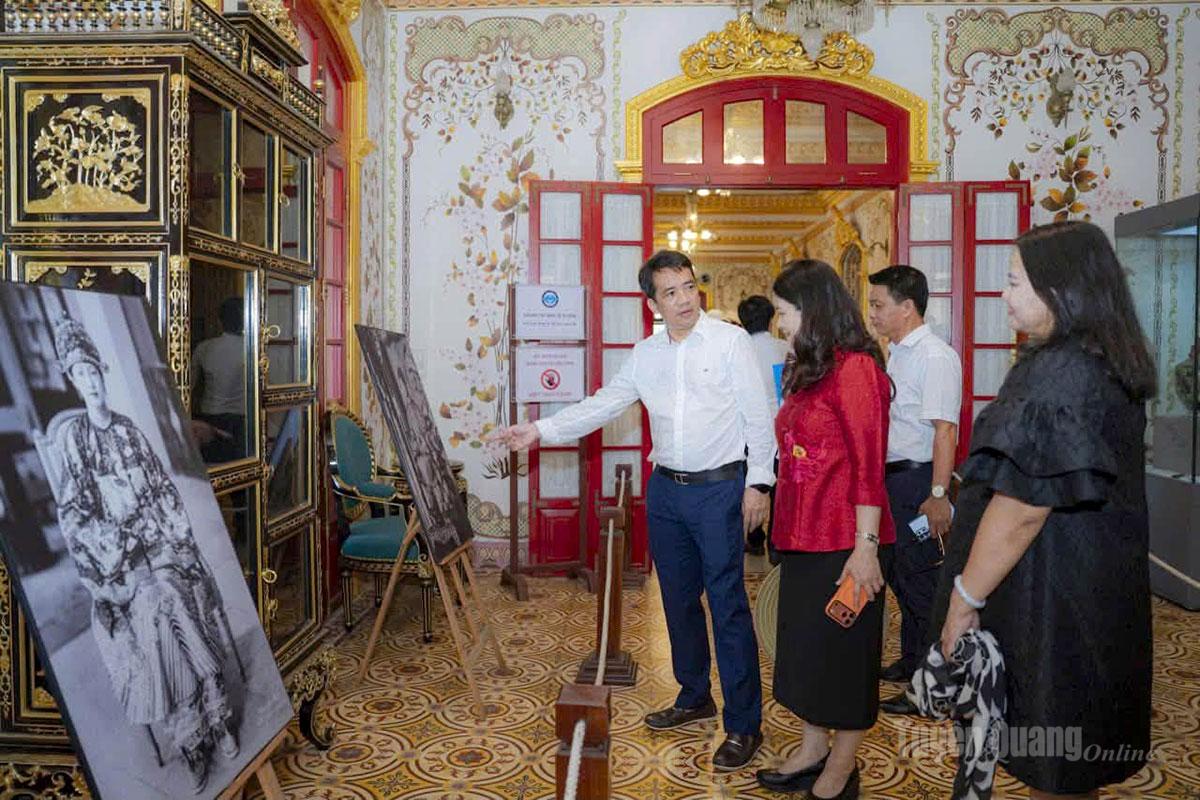 Đoàn công tác UBND tỉnh Tuyên Quang tham quan di sản văn hóa tại TP Huế.