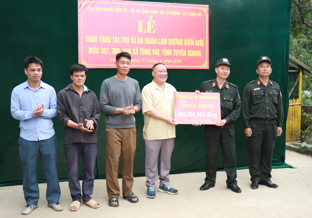 Đại diện Bộ Tư lệnh Cảnh sát Cơ động trao hỗ trợ 300 triệu đồng cho xã Tùng Vài.
