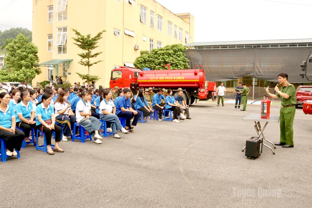 Cán bộ Phòng Cảnh sát chữa cháy và cứu bạn cứu hộ, Công an tỉnh tuyên truyền phổ biến pháp luật về chữa cháy.
