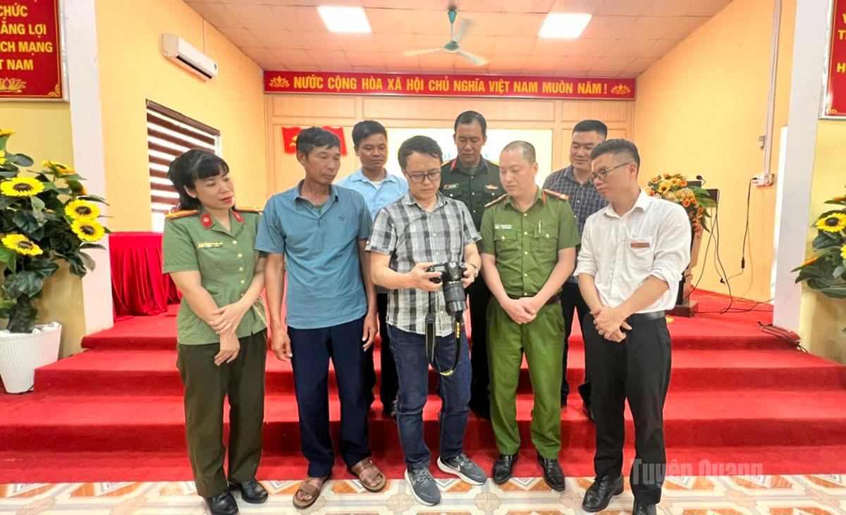 Báo cáo viên Báo và phát thanh truyền hình Tuyên Quang hướng dẫn các học viên cách chụp ảnh.