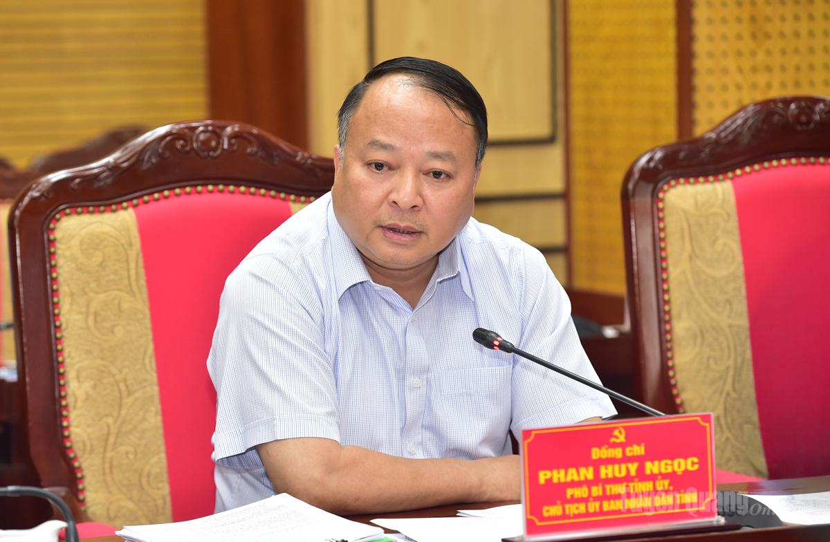 Chủ tịch UBND tỉnh Phan Huy Ngọc phát biểu thảo luận.