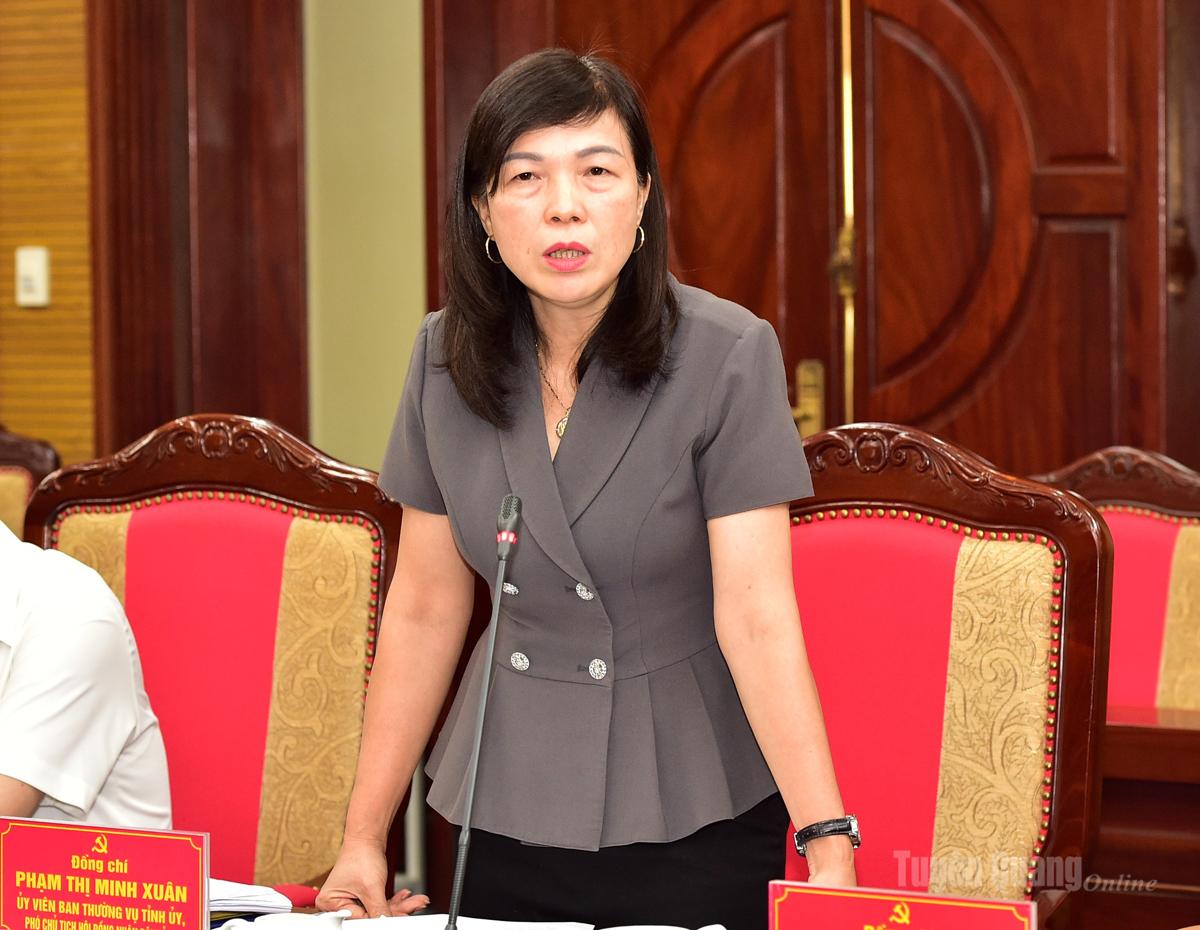 Phó Chủ tịch HĐND tỉnh Phạm Thị Minh Xuân phát biểu thảo luận.