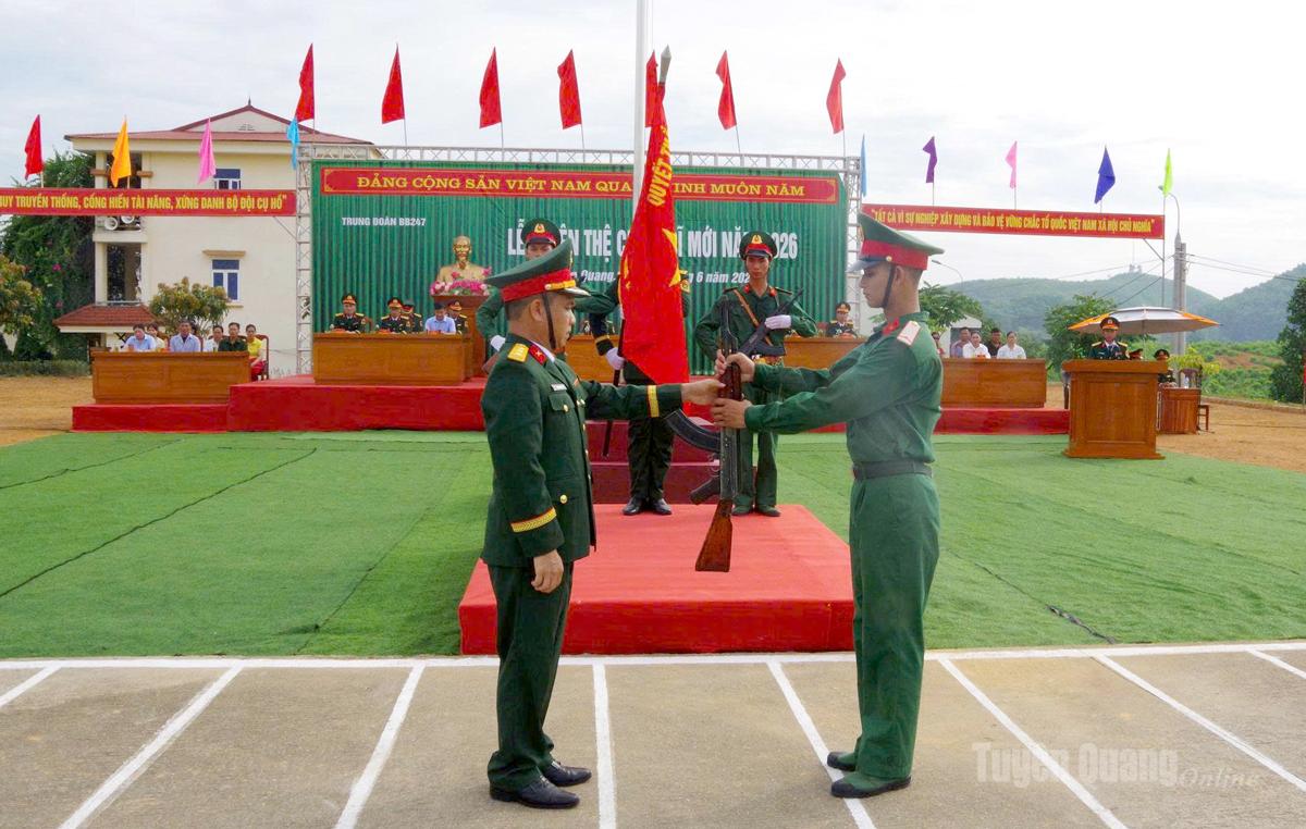 Thượng tá Phạm Anh Tuấn, Trung đoàn trưởng Trung đoàn 247 thực hiện nghi lễ trao súng cho chiến sĩ mới trong Lễ Tuyên thệ.