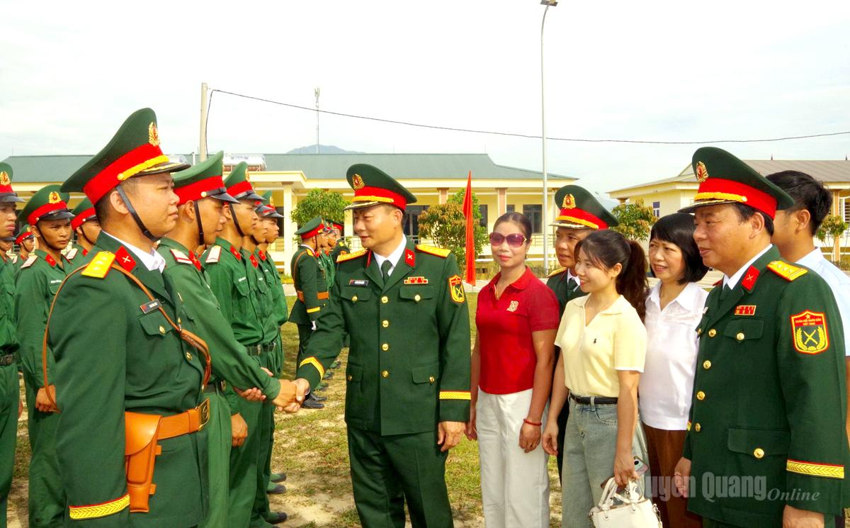 Lãnh đạo Bộ CHQS tỉnh thăm hỏi, động viên chiến sĩ mới.