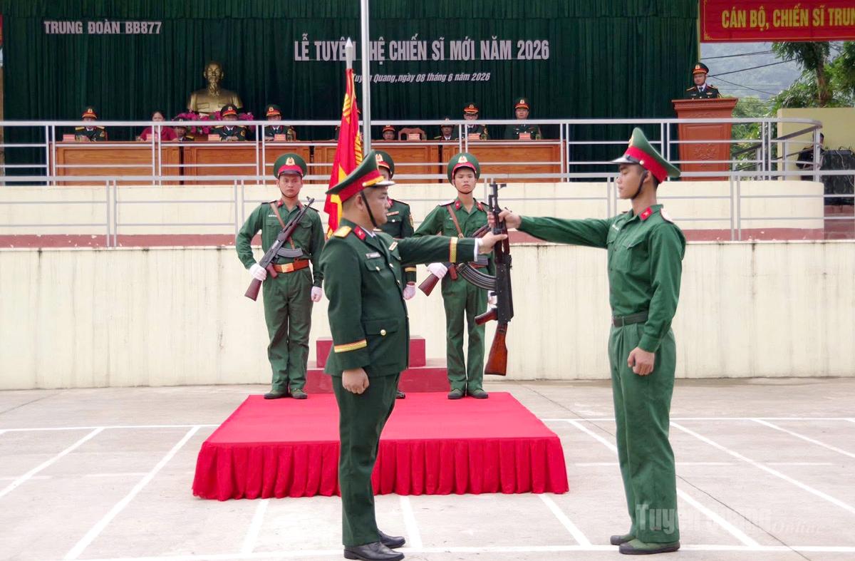 Nghi thức trao vũ khí cho chiến sỹ mới.